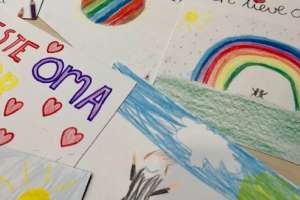 Basisschoolleerlingen schrijven 6000 kaarten tegen eenzaamheid