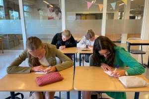 Studenten schrijven opnieuw kaartjes tegen eenzaamheid voor onze cliënten