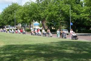 Feestelijke binnenkomst rolstoelvierdaagse Hoogvliet