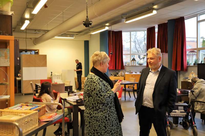Coördinator strategie langdurige zorg, Anno Pomp, brengt werkbezoek aan Slingedael