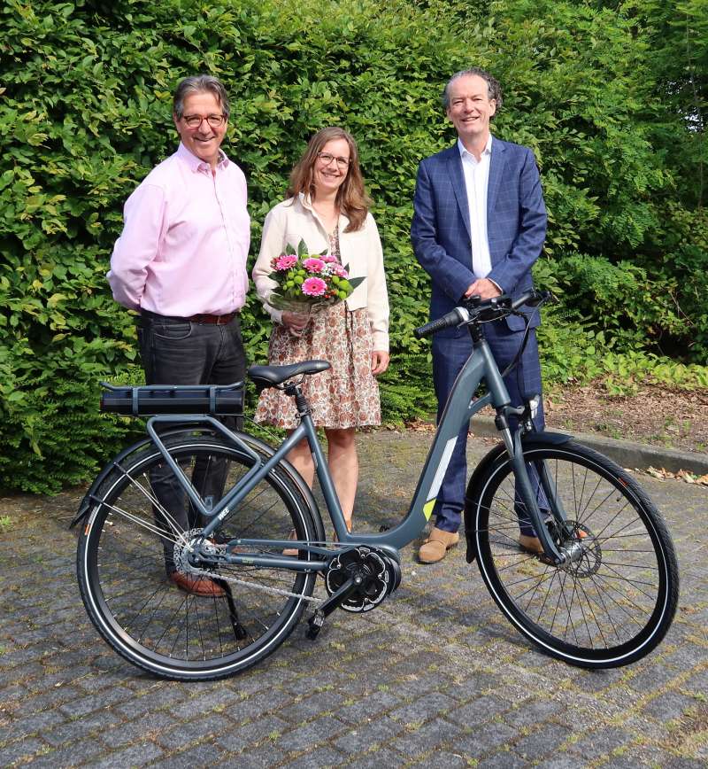 Collega Hanneke van Hal wint elektrische fiets van Lelie zorggroep: “Nu kan ik op de fiets naar mijn werk”